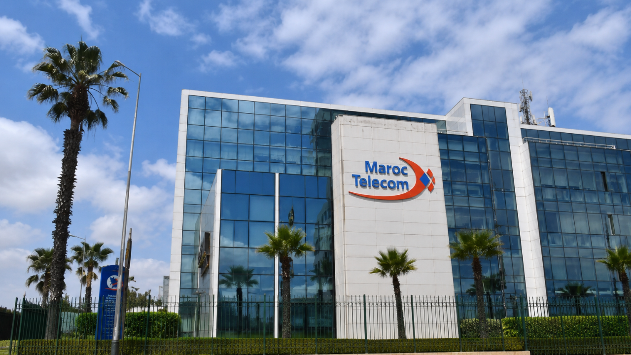 Maroc Telecom publie ses r&eacute;sultats consolid&eacute;s au 30 juin 2026 : chiffre d&rsquo;affaires du groupe en hausse de 5,4% &agrave; 19 009 millions de dirhams, EBITDA en progression de 5,1% pour une marge de 50,2%, mais r&eacute;sultat net part du groupe en baisse de 39,7% &agrave; 2 482 millions de dirhams en raison d&rsquo;un effet de base li&eacute; &agrave; une recette exceptionnelle enregistr&eacute;e au premier semestre 2025 dans le cadre de l&rsquo;accord Wana Corporate (coentreprises UNI FIBER et UNI TOWER consolid&eacute;es &agrave; 50% par mise en &eacute;quivalence) ; hors exceptionnel, l&rsquo;EBITA ressort en hausse de 6,8% et le r&eacute;sultat net part du groupe en hausse de 8,1% ; croissance tir&eacute;e par les filiales Moov Africa (+7,5% de chiffre d&rsquo;affaires) et la Data au Maroc (Data Mobile +20%, Data Fixe +12%, parc FTTH +30%), investissement &agrave; 17,6% du chiffre d&rsquo;affaires et ratio dette nette sur EBITDA stable &agrave; 0,9x