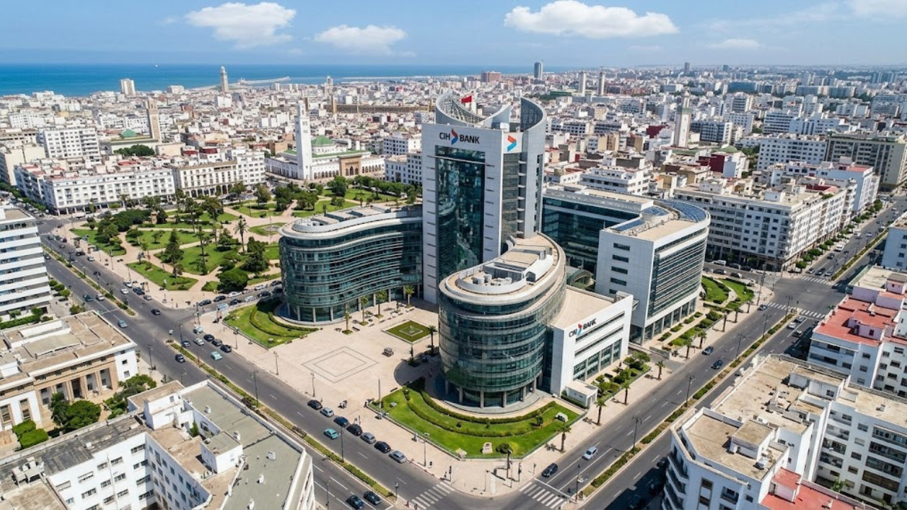 CIH Bank l&egrave;ve un milliard de dirhams en fonds propres : l'AMMC a vis&eacute; le 8 juillet 2026 deux prospectus d'augmentation de capital du Cr&eacute;dit Immobilier et H&ocirc;telier &mdash; une offre au public de 750 millions de dirhams portant sur 2 142 857 actions nouvelles &agrave; 350 dirhams (nominal 100 + prime 250) avec suppression du droit pr&eacute;f&eacute;rentiel de souscription, et une offre r&eacute;serv&eacute;e aux salari&eacute;s de 250 millions de dirhams portant sur 892 857 actions &agrave; 280 dirhams (d&eacute;cote de 20%) ; souscription du 15 au 22 juillet inclus, jouissance au 1er janvier 2026, cotation des actions nouvelles le 4 ao&ucirc;t ; capital social port&eacute; de 3 560 562 400 &agrave; 3 864 133 800 dirhams, soit une dilution d'environ 7,9% du capital post-op&eacute;ration ; rupture de format par rapport aux recapitalisations de 2024 et 2025 r&eacute;serv&eacute;es aux actionnaires avec DPS