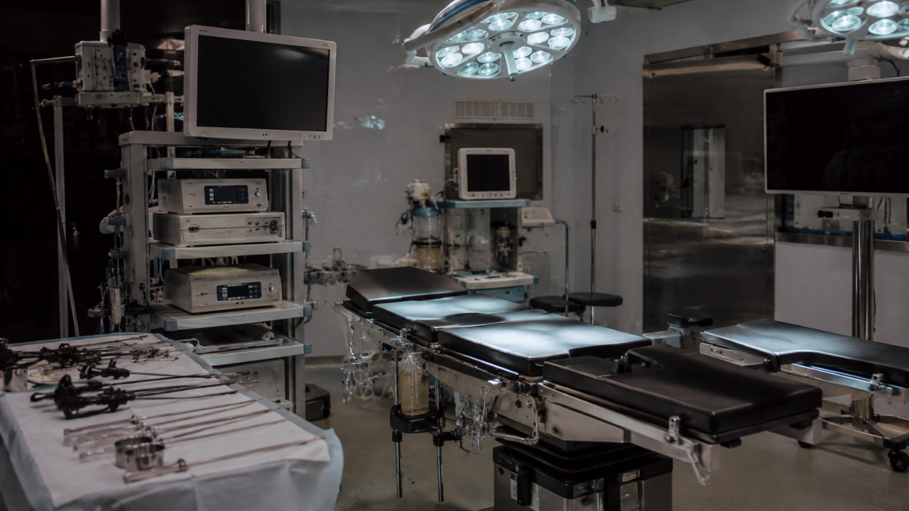 T2S Group Holding entre à la Bourse de Casablanca : une introduction de 1,1 milliard de dirhams à 223 dirhams l'action dans le secteur de la santé ; offre à prix ferme combinant une augmentation de capital de 1 569 506 actions nouvelles (~350 millions de dirhams d'argent frais) et une cession de 3 363 228 actions existantes (~750 millions pour les actionnaires cédants) ; flottant de 22,6% et capitalisation d'environ 4,86 milliards de dirhams ; souscription du 13 au 17 juillet 2026 et première cotation le 27 juillet ; profil, fondamentaux 2025 et points d'attention pour l'investisseur