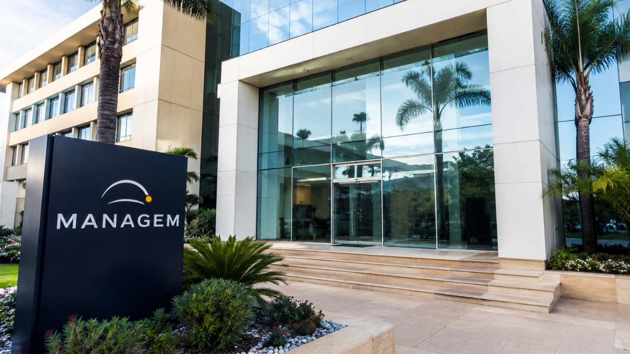 Indicateurs trimestriels de Managem au 30 juin 2026 : chiffre d&rsquo;affaires consolid&eacute; de 11 764 millions de dirhams au premier semestre contre 4 422 millions un an plus t&ocirc;t, soit une progression de 166%, le groupe franchissant le cap des dix milliards en six mois ; investissements ramen&eacute;s &agrave; 1 731 millions en baisse de 40% apr&egrave;s l&rsquo;ach&egrave;vement des travaux de construction des mines de Tizert au Maroc et de Boto au S&eacute;n&eacute;gal ; endettement consolid&eacute; ramen&eacute; &agrave; 9 963 millions de dirhams ; la reconstitution des semestres montre que la mont&eacute;e en puissance a eu lieu au second semestre 2025 et que la progression s&eacute;quentielle ressort &agrave; 26,9%, tandis que les investissements rapport&eacute;s au chiffre d&rsquo;affaires s&rsquo;effondrent de 65,2% &agrave; 14,7%