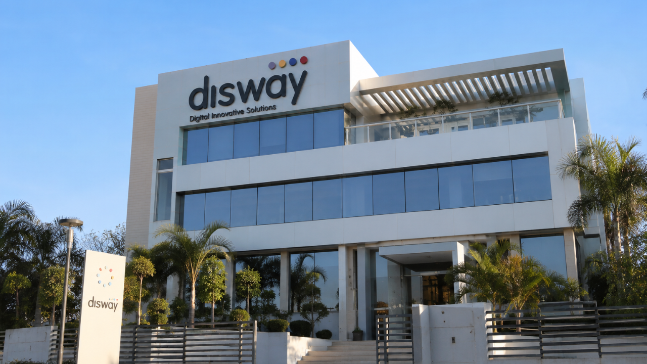 Indicateurs d&rsquo;activit&eacute; du deuxi&egrave;me trimestre 2026 de Disway : chiffre d&rsquo;affaires consolid&eacute; de 591 millions de dirhams au deuxi&egrave;me trimestre en progression de 9,5% et de 1 089 millions sur le premier semestre en hausse de 14,4% ; mais Disway Maroc r&eacute;alise 750 millions de dirhams, en retrait de 7% par rapport au premier semestre 2025, ce qui signifie que le march&eacute; historique du groupe recule pendant que le consolid&eacute; progresse ; la reconstitution montre que le p&eacute;rim&egrave;tre hors Maroc passe d&rsquo;environ 146 &agrave; 339 millions de dirhams, soit une hausse de 133%, et que la part du Maroc chute d&rsquo;environ 85% &agrave; 69% du chiffre d&rsquo;affaires en douze mois ; le mix produit se d&eacute;grade avec un segment Volume &agrave; 451 millions en hausse de 16,3% mais un segment Value &agrave; 118 millions en recul de 7,4% en raison du report ou de l&rsquo;annulation de projets li&eacute;s aux hausses de prix du mat&eacute;riel ; contexte de p&eacute;nurie mondiale de m&eacute;moire avec des prix contractuels multipli&eacute;s par plus de quatre en neuf mois