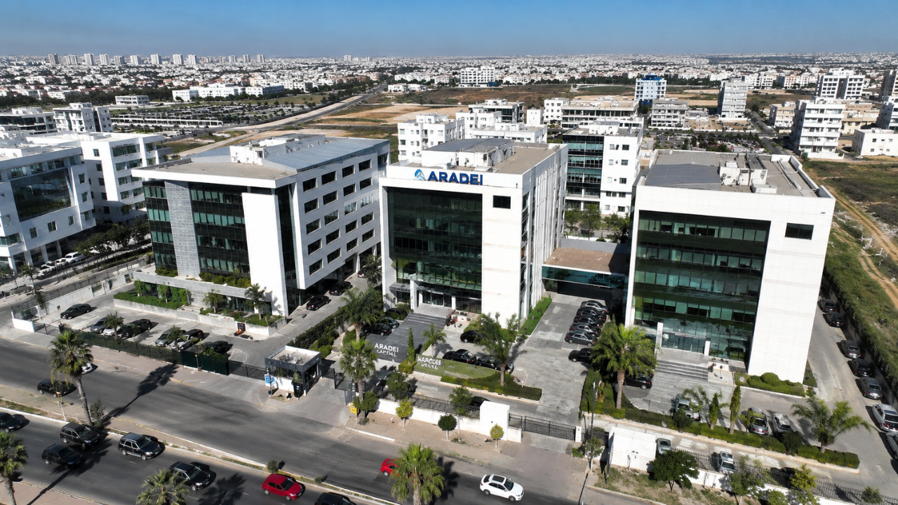 Communication financi&egrave;re du deuxi&egrave;me trimestre 2026 d&rsquo;Aradei Capital, fonci&egrave;re cot&eacute;e &agrave; la Bourse de Casablanca : chiffre d&rsquo;affaires hors promotion immobili&egrave;re de 334 millions de dirhams au premier semestre, en hausse de 8%, alors que le chiffre d&rsquo;affaires consolid&eacute; total atteint 393 millions, soit une progression de 27,6% ; l&rsquo;&eacute;metteur choisit de communiquer sur le chiffre le plus bas car les 60 millions d&rsquo;&eacute;cart proviennent d&rsquo;une op&eacute;ration de promotion immobili&egrave;re qu&rsquo;il qualifie lui-m&ecirc;me de non r&eacute;currente ; taux d&rsquo;occupation de 97% et taux de fr&eacute;quentation de 106% sur une surface locative de 507 000 m&egrave;tres carr&eacute;s ; l&rsquo;investissement acc&eacute;l&egrave;re de 56% &agrave; 222 millions tandis que la dette nette progresse de 337 millions, soit davantage que l&rsquo;investissement r&eacute;alis&eacute;