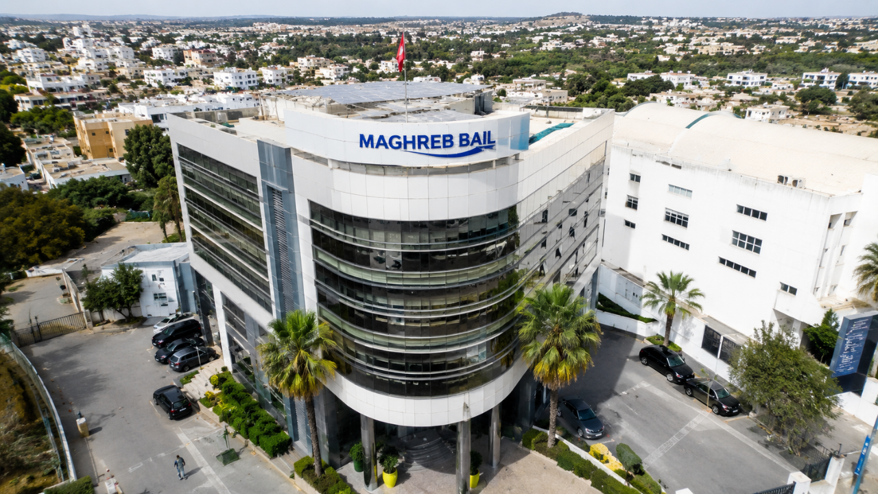 Communication financi&egrave;re de Maghrebail relative aux indicateurs d&rsquo;activit&eacute; du premier semestre 2026 : encours net comptable de 13 527 millions de dirhams en hausse de 8,15%, production de 2 200 millions en progression de 25,5%, chiffre d&rsquo;affaires de 2 345 millions en hausse de 9,94%, endettement global de 12 131 millions et produit net bancaire de 240 millions en progression de 11,43% ; le produit net bancaire cro&icirc;t donc plus vite que le chiffre d&rsquo;affaires, lui-m&ecirc;me plus rapide que l&rsquo;encours, dont la croissance d&eacute;passe celle de l&rsquo;endettement, ce qui traduit une am&eacute;lioration simultan&eacute;e de la marge et un desserrement du levier ; c&rsquo;est l&rsquo;exact inverse de la trajectoire de l&rsquo;autre soci&eacute;t&eacute; de cr&eacute;dit-bail cot&eacute;e &agrave; Casablanca, dont la marge s&rsquo;est comprim&eacute;e sur le m&ecirc;me semestre ; l&rsquo;endettement se compose &agrave; 57% de cr&eacute;dits bancaires et &agrave; 43% de bons de soci&eacute;t&eacute;s de financement
