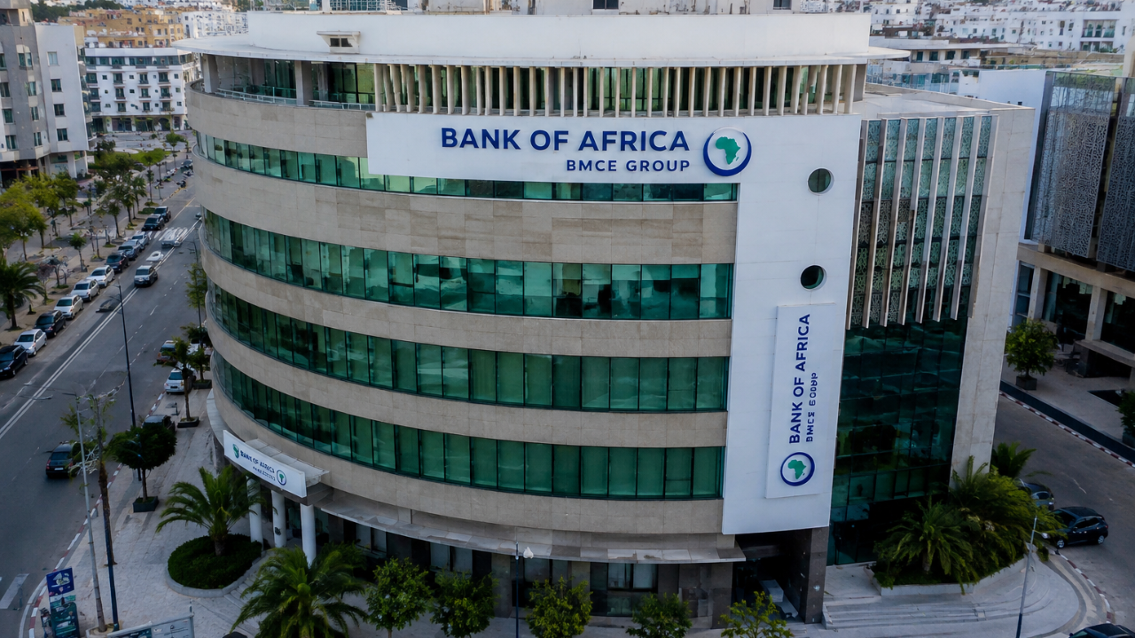 Communication financi&egrave;re de Bank of Africa, l&rsquo;&eacute;metteur cot&eacute; &agrave; la Bourse de Casablanca, au titre du deuxi&egrave;me trimestre 2026 : produit net bancaire consolid&eacute; de 10 502 millions de dirhams au premier semestre en progression de 1,5%, alors que le produit net bancaire social de la banque au Maroc recule de 2,6% &agrave; 5 313 millions ; la soustraction des deux p&eacute;rim&egrave;tres montre que la contribution hors Maroc progresse de 6% et atteint 49,4% du consolid&eacute; contre 47,3% un an plus t&ocirc;t, soit six dixi&egrave;mes de point du basculement majoritaire ; la reconstitution du premier trimestre r&eacute;v&egrave;le que le p&eacute;rim&egrave;tre marocain avait recul&eacute; de 9,9% avant de progresser de 4% au second, retournement de pr&egrave;s de quatorze points que le communiqu&eacute; ne met pas en avant