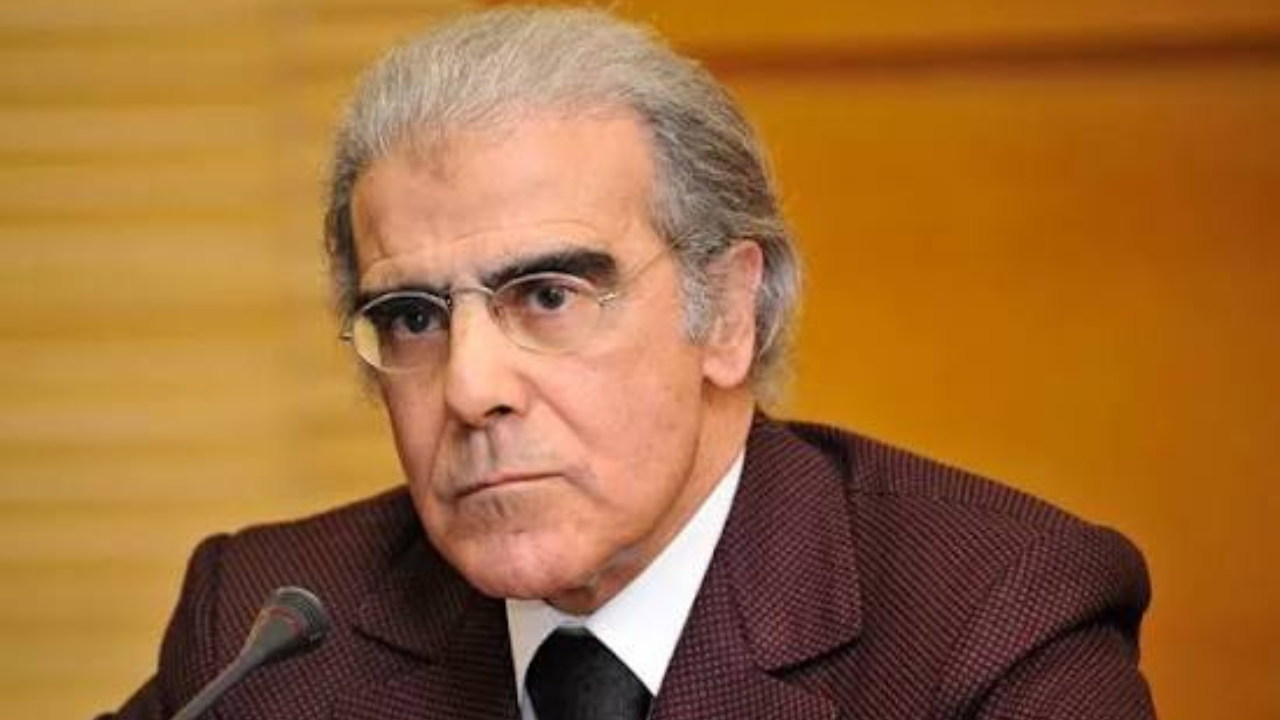 R&eacute;union du Conseil de Bank Al-Maghrib du 22 septembre 2026 : le taux directeur est maintenu &agrave; 2,25% pour la sixi&egrave;me fois cons&eacute;cutive, alors que la R&eacute;serve f&eacute;d&eacute;rale et la Banque centrale europ&eacute;enne rel&egrave;vent leurs taux ; la pr&eacute;vision de croissance pour 2026 est ramen&eacute;e de 5,2% &agrave; 4,4%, toute la r&eacute;vision venant des activit&eacute;s non agricoles, et la pr&eacute;vision d&rsquo;inflation divis&eacute;e par deux, de 1,5% &agrave; 0,7% ; dans le m&ecirc;me temps, le d&eacute;ficit du compte courant passe de 2,4% &agrave; 4,6% du PIB et les d&eacute;penses publiques progressent plus vite que les recettes, le rench&eacute;rissement de l&rsquo;&eacute;nergie &eacute;tant largement amorti par le budget ; l&rsquo;hypoth&egrave;se de baril retenue est de 87,2 dollars en moyenne 2026 pour un Brent autour de 99 dollars