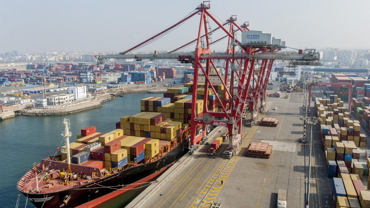 Comptes consolid&eacute;s de Marsa Maroc au 30 juin 2026, arr&ecirc;t&eacute;s le 23 septembre : chiffre d&rsquo;affaires de 3&nbsp;214 millions de dirhams en hausse de 13,1% pour un trafic de 34,5 millions de tonnes en hausse de 3%, EBE de 1&nbsp;873 millions en hausse de 20% et marge de 58,3%, r&eacute;sultat net part du groupe de 869 millions en hausse de 12,5% ; flux de tr&eacute;sorerie d&rsquo;exploitation de 804 millions contre 1&nbsp;087, les cr&eacute;ances clients ayant augment&eacute; de 347 millions ; tr&eacute;sorerie nette de 1&nbsp;138 millions au 30 juin, avant le dividende de 807 millions ; 3,4 milliards d&rsquo;investissements engag&eacute;s, dont 74% pour Nador West Med, pour 604 millions d&eacute;caiss&eacute;s