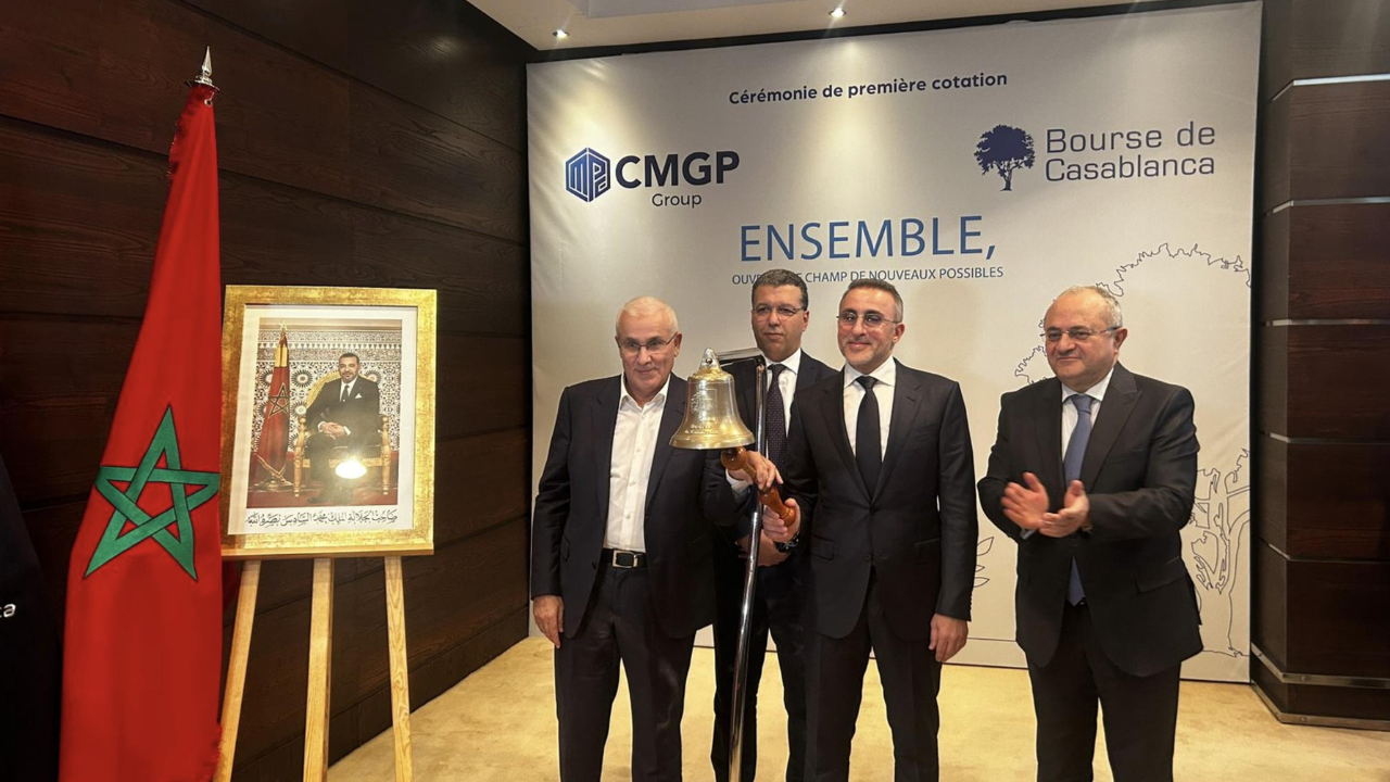 Comptes consolid&eacute;s de CMGP Group au 30 juin 2026, arr&ecirc;t&eacute;s le 23 septembre : chiffre d&rsquo;affaires de 1&nbsp;588 millions de dirhams en hausse de 41,7%, de 8,7% &agrave; p&eacute;rim&egrave;tre comparable et de 3,0% hors acquisitions ; deuxi&egrave;me trimestre en hausse de 13,2% &agrave; p&eacute;rim&egrave;tre comparable apr&egrave;s 3,6% au premier ; EBITDA de 269 millions et marge de 16,9%, stable &agrave; p&eacute;rim&egrave;tre comparable ; r&eacute;sultat net de 130 millions en hausse de 34,7% ; endettement net de 1&nbsp;083 millions contre 949 fin 2025, avant le dividende de 110,5 millions payable en septembre