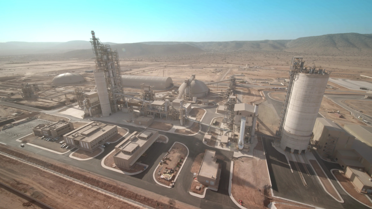 Comptes consolid&eacute;s de Holcim Maroc au 30 juin 2026, arr&ecirc;t&eacute;s le 28 septembre : chiffre d&rsquo;affaires stable &agrave; 4&nbsp;152 millions de dirhams, en recul de 13,4% au premier trimestre et en hausse de 12,7% au deuxi&egrave;me, pour un march&eacute; du ciment en recul de 1,3% sur le semestre ; r&eacute;sultat d&rsquo;exploitation courant de 1&nbsp;655 millions en baisse de 5,2% ; r&eacute;sultat net de 843 millions en baisse de 8,1%, r&eacute;sultat social de 859 millions en hausse de 5,2% ; dividende de 96 dirhams par action, soit 2&nbsp;249 millions vers&eacute;s &agrave; compter du 24 juin ; endettement net de 5&nbsp;093 millions contre 3&nbsp;367 fin 2025